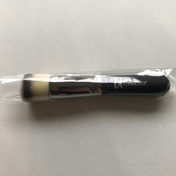 ✨Brand New✨IT Cosmetics Flat Top Foundation Brush - Picture 3 of 3
